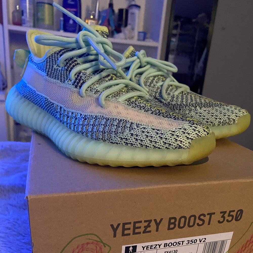 Yeezy Boost 350 v2 Glow